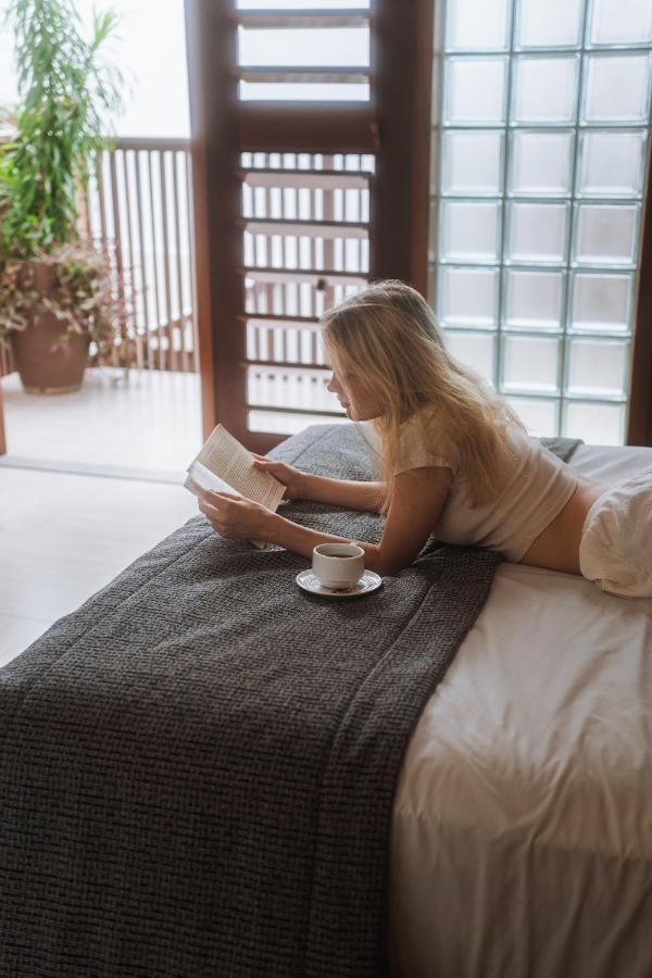 Villa Nautica Boutique Hotel Jijoca de Jericoacoara Exterior foto A woman reading a book